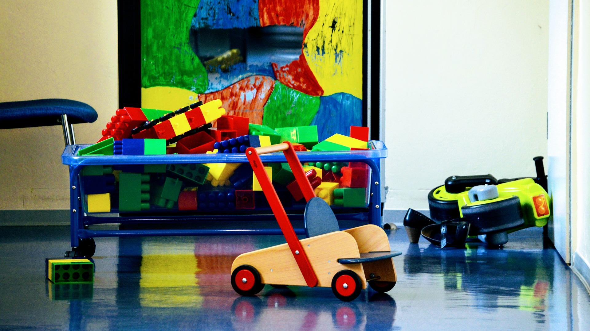 Zimmer mit Spielzeug von Kindern